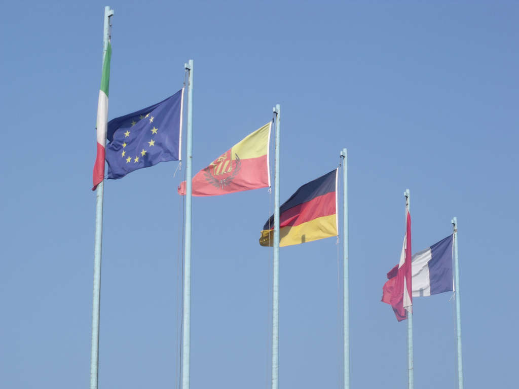 Castelletto - Lake Garda - flags of Europe