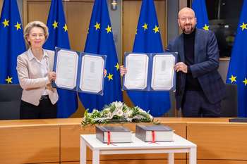 Firma dell'accordo UE-UK da parte di U. Von Der Leyen e C. Michel