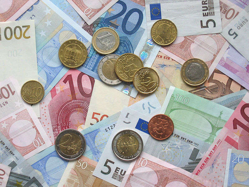 Euro coins and banknotes - foto di Acdx
